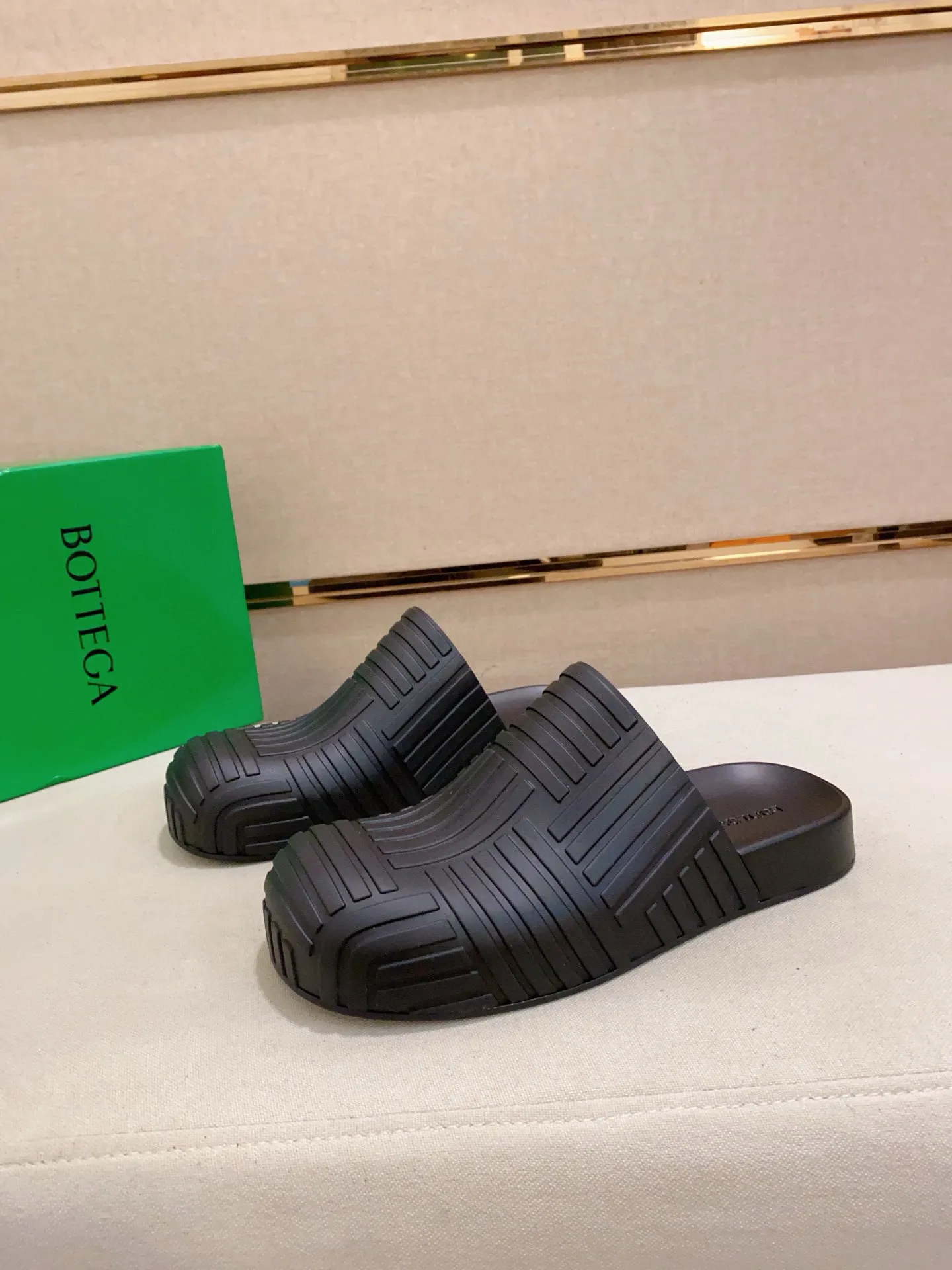 Men's shoes💰: 340💰Couple style👫【BV~Bottega Veneta】Trendy new slippers are on the market, the same style as the official website. Counter quality [strong][strong][strong] Selected rubber fabrics, high-end atmosphere, super cost-effective model. Original wear-resistant rubber outsole. Fine workmanship. The upper layer of materials is used. The quality is visible. Shoe size: Female 36-40. Male 38-46